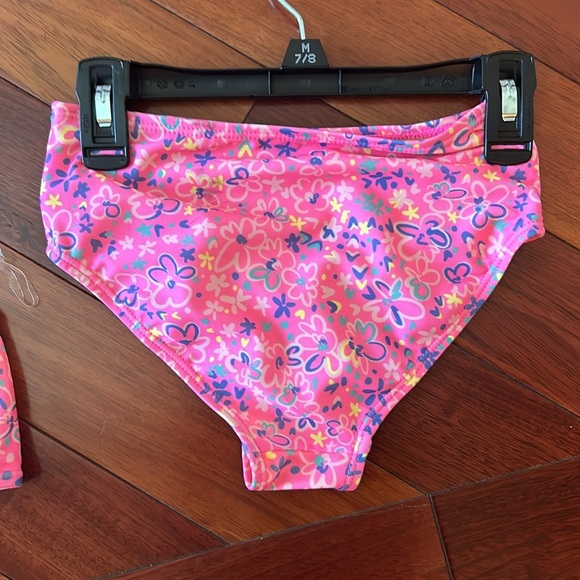Girls set of swimsuits, pink set is a 7/8 and the one piece is a small. - Picture 9 of 11